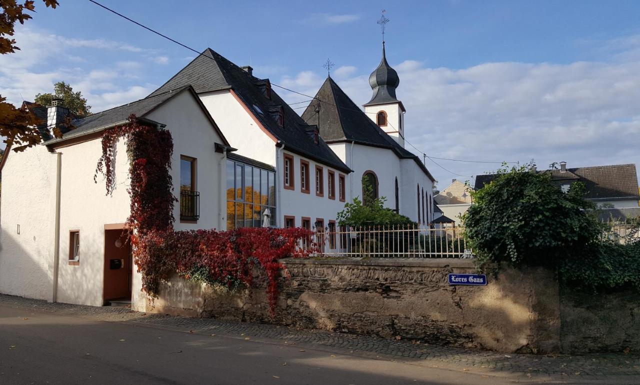 Ferienwohnung Altes Pfarrhaus Mit Flair Und Moselblick Brauneberg Luaran gambar