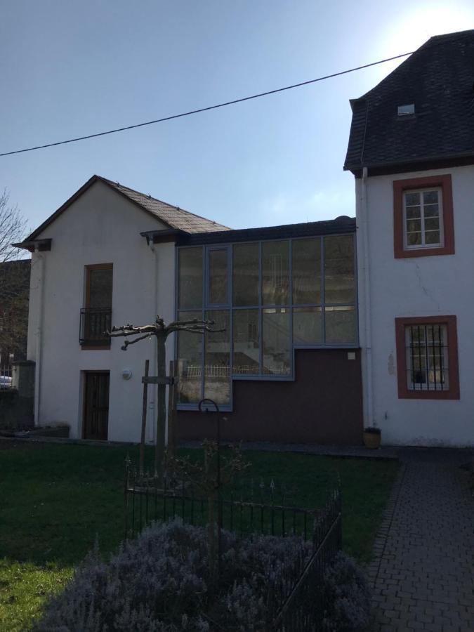 Ferienwohnung Altes Pfarrhaus Mit Flair Und Moselblick Brauneberg Luaran gambar