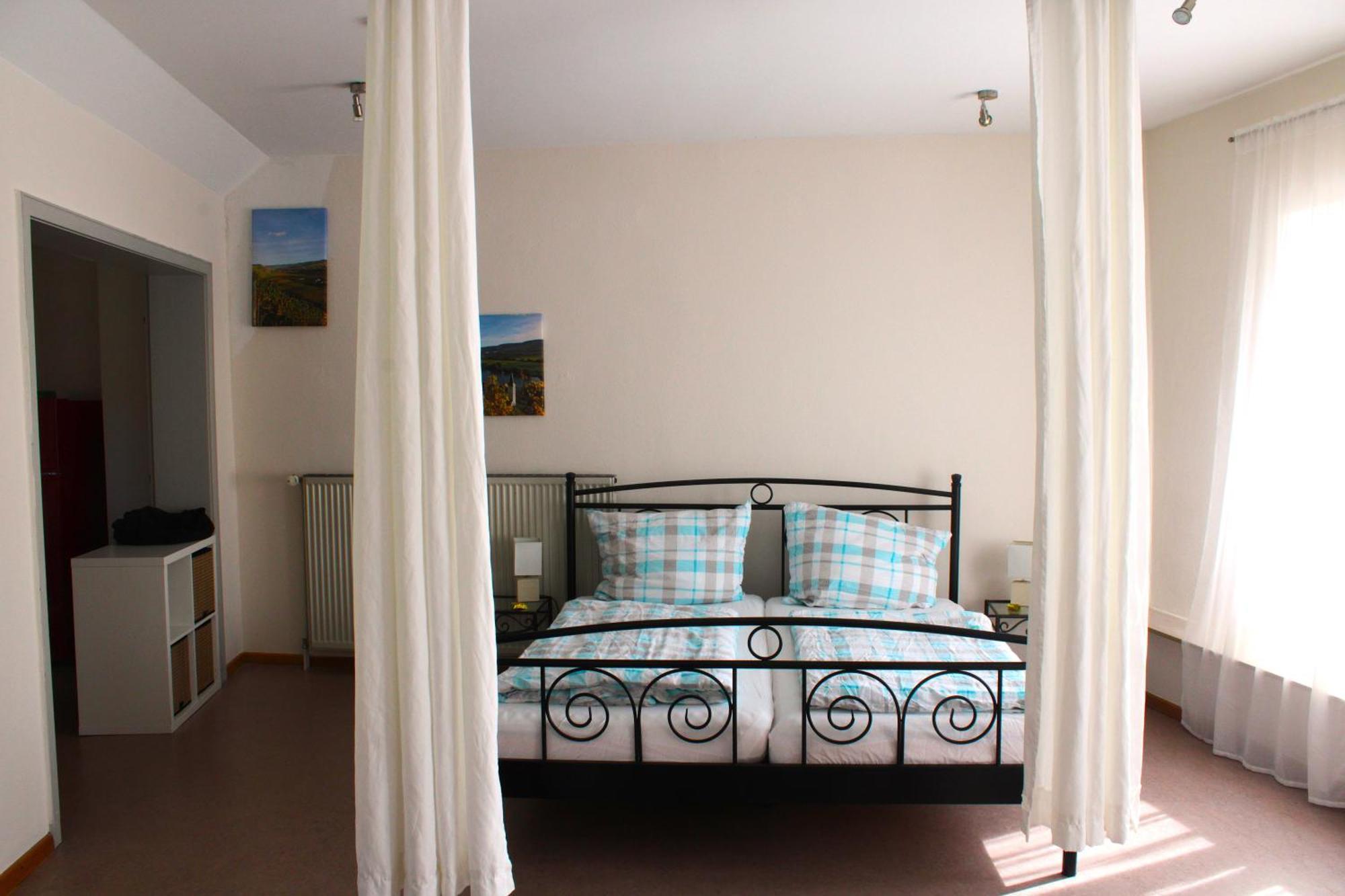 Ferienwohnung Altes Pfarrhaus Mit Flair Und Moselblick Brauneberg Luaran gambar